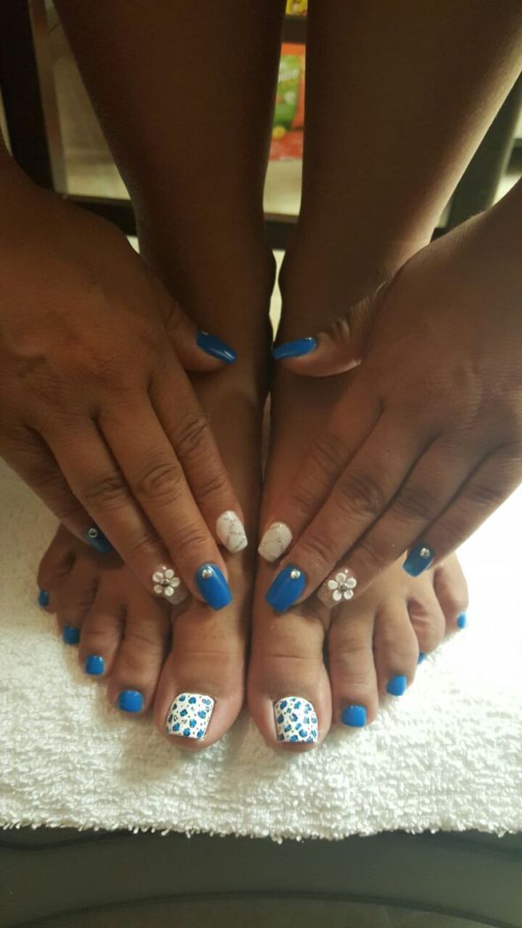 thumb nails blue and pedi